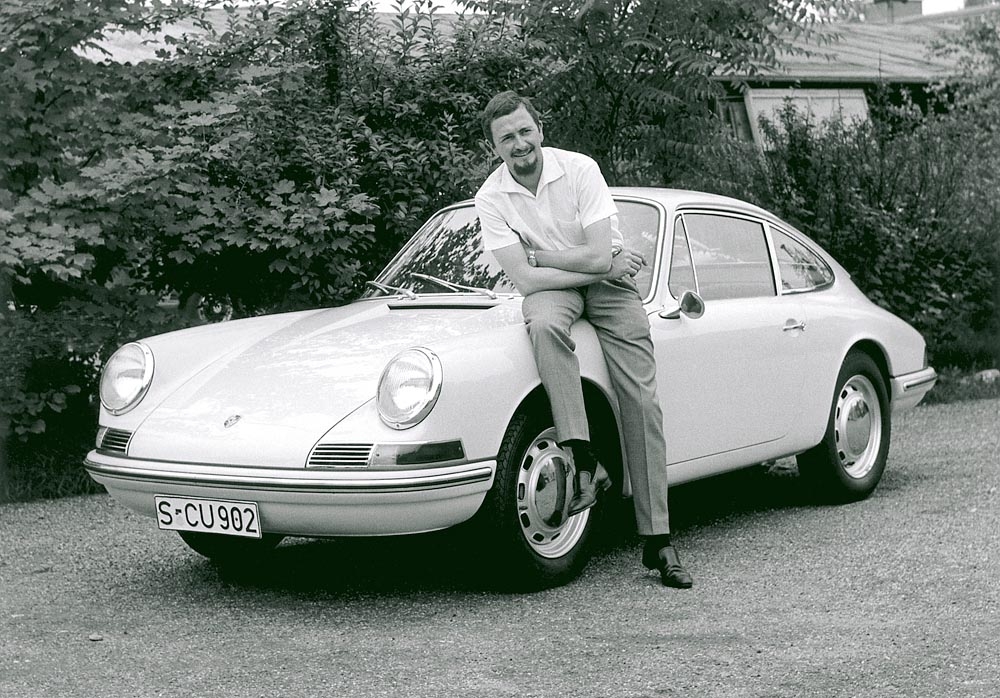 Ferdinand Alexander Porsche an dem von ihm entworfenen „Urelfer“